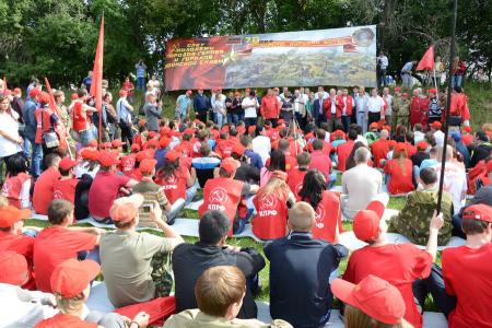 «Продолжать славные героические традиции отцов и дедов-победителей!».  Г.А. Зюганов принял рапорт сводного отряда ленинского комсомола городов-героев и городов воинской славы 