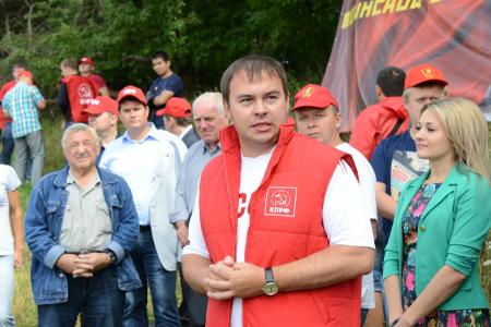 «Продолжать славные героические традиции отцов и дедов-победителей!».  Г.А. Зюганов принял рапорт сводного отряда ленинского комсомола городов-героев и городов воинской славы 