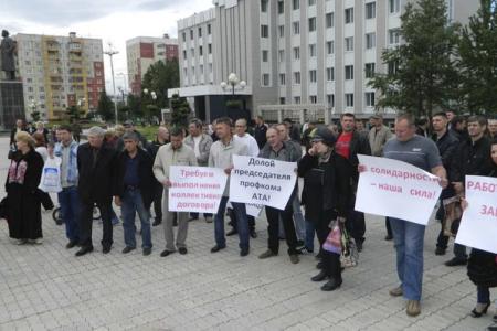 ИА SakhaNews: Жители Нерюнгри вышли на площадь.  Депутат-коммунист Обухов, защищая интересы рабочих "Якутугля", в выражениях не стеснялся