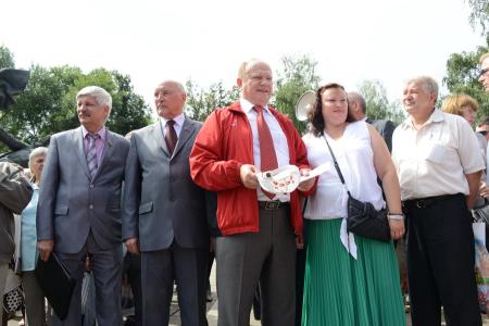 Г.А. Зюганов принял участие в праздничном шествии в городе Орле