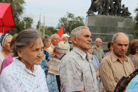 Сталинградские коммунисты требуют от чиновников навести порядок в ЖКХ