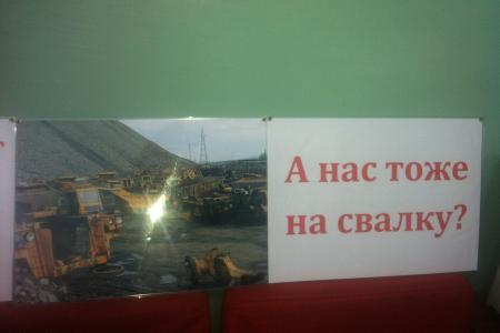 ИА SakhaNews: Жители Нерюнгри вышли на площадь.  Депутат-коммунист Обухов, защищая интересы рабочих "Якутугля", в выражениях не стеснялся