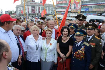 Г.А. Зюганов принял участие в праздничном шествии в городе Орле
