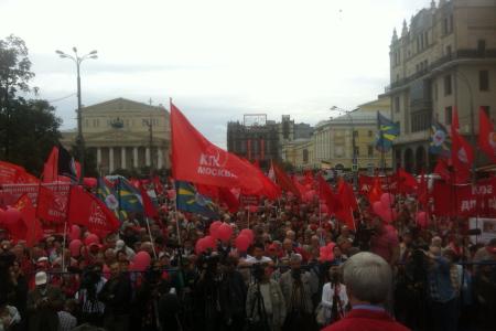 "Такой премьер нам нужен, как хрен на ужин!" Пять тысяч москвичей вышли на Театральную площадь, требуя отставки правительства Медведева