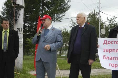 ИА SakhaNews: Жители Нерюнгри вышли на площадь.  Депутат-коммунист Обухов, защищая интересы рабочих "Якутугля", в выражениях не стеснялся