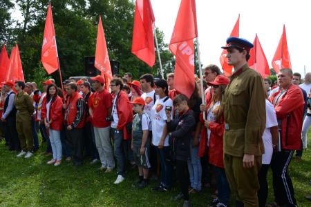 «Продолжать славные героические традиции отцов и дедов-победителей!».  Г.А. Зюганов принял рапорт сводного отряда ленинского комсомола городов-героев и городов воинской славы 