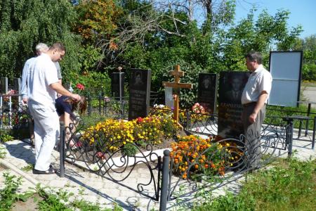 Тульская область. Новомосковские коммунисты возложили цветы на могилу В.А.Стародубцева