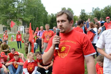«Продолжать славные героические традиции отцов и дедов-победителей!».  Г.А. Зюганов принял рапорт сводного отряда ленинского комсомола городов-героев и городов воинской славы 