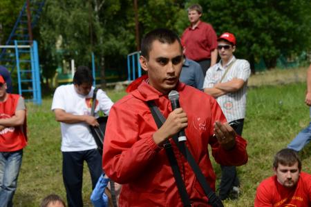 «Продолжать славные героические традиции отцов и дедов-победителей!».  Г.А. Зюганов принял рапорт сводного отряда ленинского комсомола городов-героев и городов воинской славы 