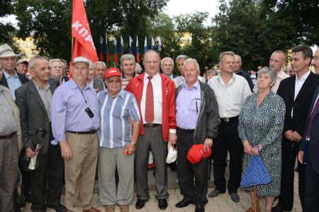 Г.А. Зюганов принял участие в праздничном шествии в городе Орле
