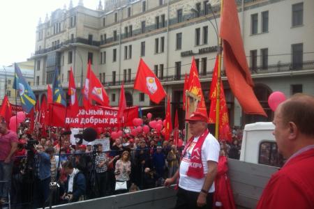 "Такой премьер нам нужен, как хрен на ужин!" Пять тысяч москвичей вышли на Театральную площадь, требуя отставки правительства Медведева