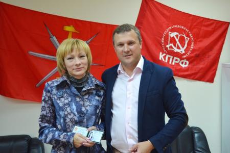 Гражданским активистам пос. Бородинский вручены удостоверения помощников депутата-коммуниста Тульской областной Думы