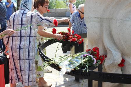 Сталинградские коммунисты зажгли свечи в День памяти и скорби