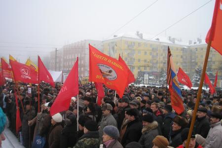 Брянск: Белее трех тысяч жителей вышли на митинг протеста против произвола и коррупции властей, с требованием отставки губернатора-единоросса Денина