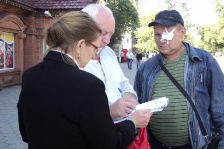«Путин, увольте нерадивого премьера!». В ходе пикетов барнаульские коммунисты потребовали от президента отправить в отставку Медведева
