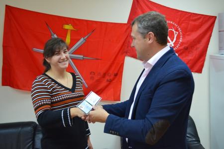 Гражданским активистам пос. Бородинский вручены удостоверения помощников депутата-коммуниста Тульской областной Думы