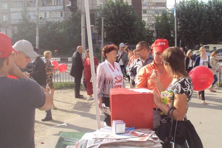 Тюменские коммунисты провели операцию "Красный десант"