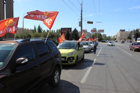 В Волгограде прошел автопробег, посвященный отставке правительства РФ