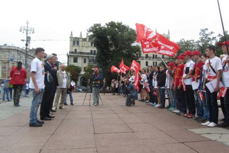 Москва. Красные в городе: комсомольцы за Мельникова!