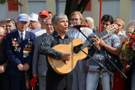 Г.А. Зюганов принял участие в праздничном шествии в городе Орле