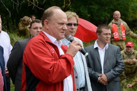 «Продолжать славные героические традиции отцов и дедов-победителей!».  Г.А. Зюганов принял рапорт сводного отряда ленинского комсомола городов-героев и городов воинской славы 