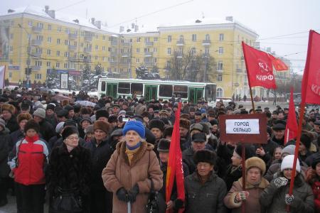 Брянск: Белее трех тысяч жителей вышли на митинг протеста против произвола и коррупции властей, с требованием отставки губернатора-единоросса Денина