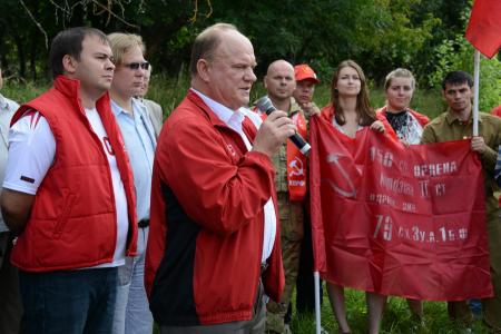 «Продолжать славные героические традиции отцов и дедов-победителей!».  Г.А. Зюганов принял рапорт сводного отряда ленинского комсомола городов-героев и городов воинской славы 