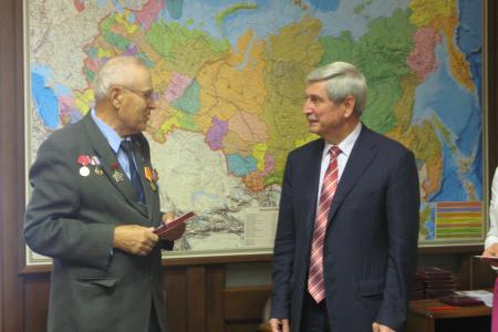 И.И.Мельников наградил юбилейными медалями участников стратегической операции «Анадырь» 