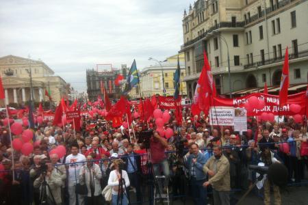 "Такой премьер нам нужен, как хрен на ужин!" Пять тысяч москвичей вышли на Театральную площадь, требуя отставки правительства Медведева