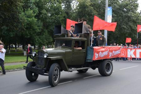 Г.А. Зюганов принял участие в праздничном шествии в городе Орле