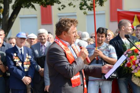 Г.А. Зюганов принял участие в праздничном шествии в городе Орле