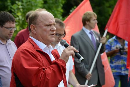 «Продолжать славные героические традиции отцов и дедов-победителей!».  Г.А. Зюганов принял рапорт сводного отряда ленинского комсомола городов-героев и городов воинской славы 