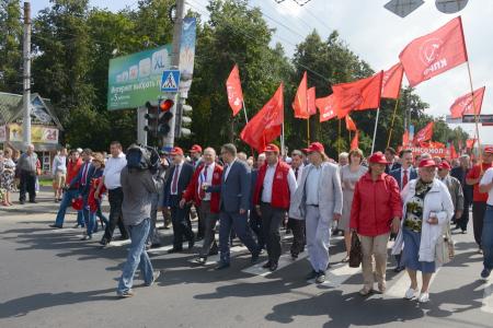 Г.А. Зюганов принял участие в праздничном шествии в городе Орле