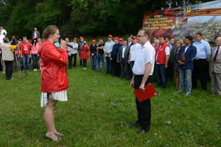 «Продолжать славные героические традиции отцов и дедов-победителей!».  Г.А. Зюганов принял рапорт сводного отряда ленинского комсомола городов-героев и городов воинской славы 