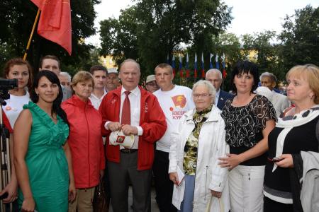 Г.А. Зюганов принял участие в праздничном шествии в городе Орле