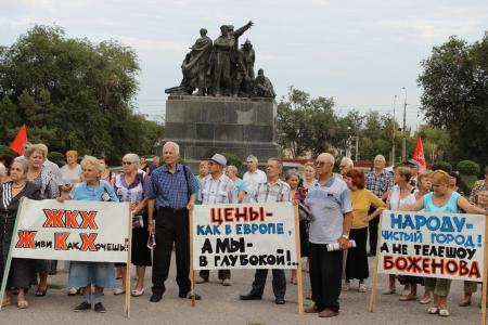 Сталинградские коммунисты требуют от чиновников навести порядок в ЖКХ