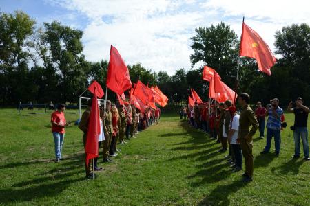 «Продолжать славные героические традиции отцов и дедов-победителей!».  Г.А. Зюганов принял рапорт сводного отряда ленинского комсомола городов-героев и городов воинской славы 