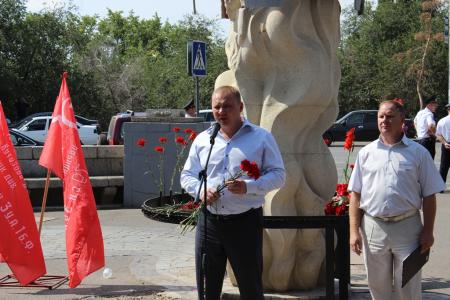 Сталинградские коммунисты зажгли свечи в День памяти и скорби