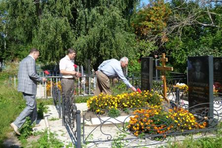 Тульская область. Новомосковские коммунисты возложили цветы на могилу В.А.Стародубцева