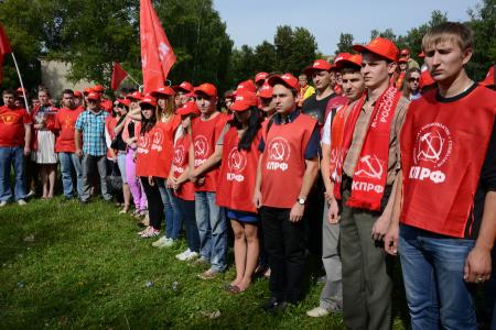 «Продолжать славные героические традиции отцов и дедов-победителей!».  Г.А. Зюганов принял рапорт сводного отряда ленинского комсомола городов-героев и городов воинской славы 