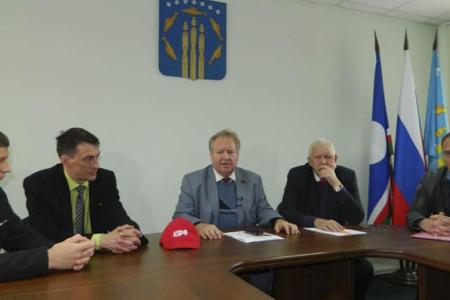 ИА SakhaNews: Жители Нерюнгри вышли на площадь.  Депутат-коммунист Обухов, защищая интересы рабочих "Якутугля", в выражениях не стеснялся