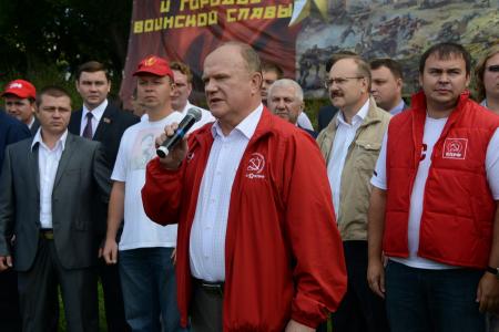 «Продолжать славные героические традиции отцов и дедов-победителей!».  Г.А. Зюганов принял рапорт сводного отряда ленинского комсомола городов-героев и городов воинской славы 