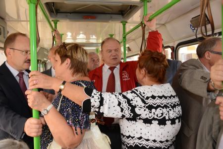 Г.А. Зюганов принял участие в праздничном шествии в городе Орле