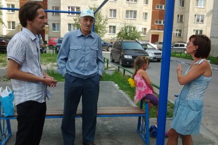 Кандидаты-комсомольцы на выборах в Тюменскую городскую Думу проводят встречи с избирателями во дворах