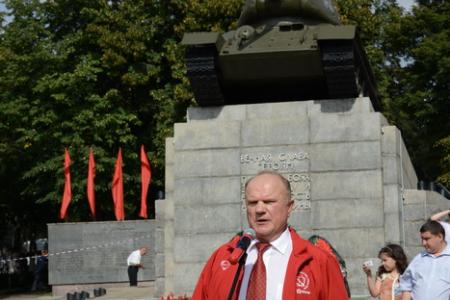 Г.А. Зюганов принял участие в праздничном шествии в городе Орле