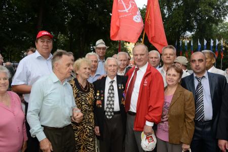 Г.А. Зюганов принял участие в праздничном шествии в городе Орле