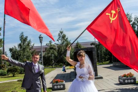 Комсомольская семья. В городе Бийске Алтайского края состоялась «Красная свадьба»
