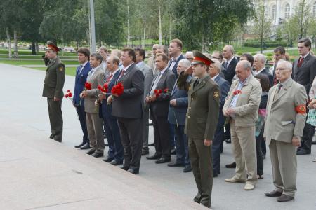 Коммунисты возложили цветы к Могиле Неизвестного солдата у Кремлевской стены в связи 68-й годовщиной Победы над милитаристской Японией