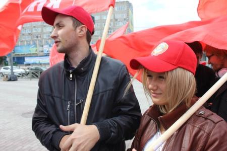 «Антикапитализм-2013». Комсомольцы прошли по улицам Екатеринбурга с красными знаменами