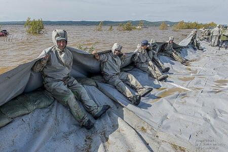 Ни по одному телеканалу этого не показали! На Дальнем Востоке установили «живую» дамбу из сотрудников МЧС и МО